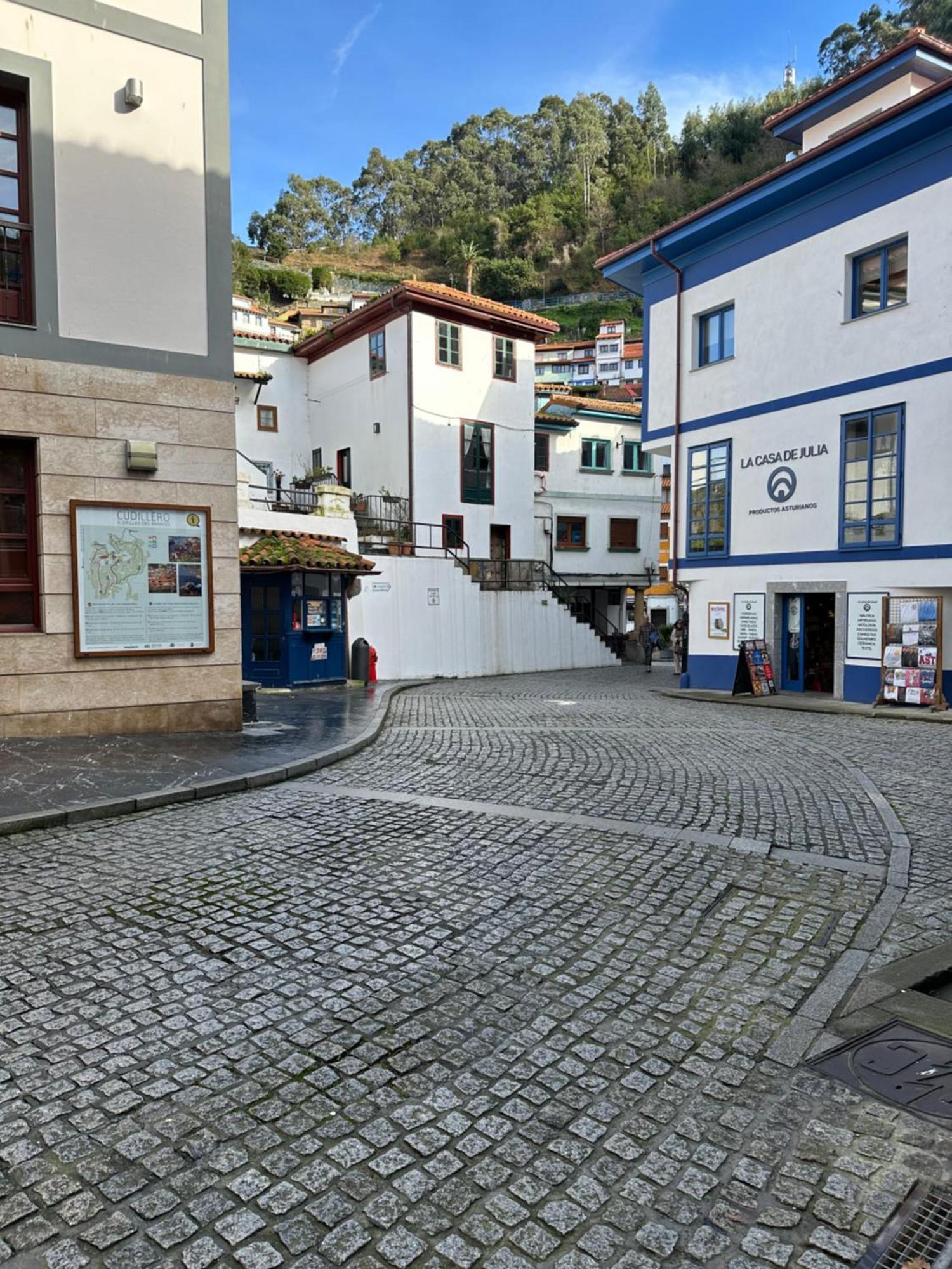 Urbanin I Plaza Ayuntamiento * Cudillero